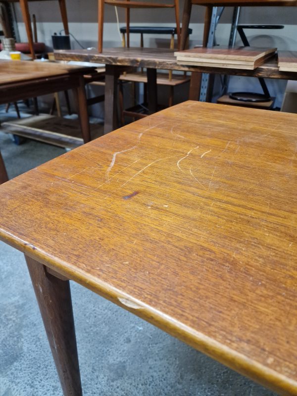 Spisebord i teak, på stel af egetræ, med hollandsk udtræk