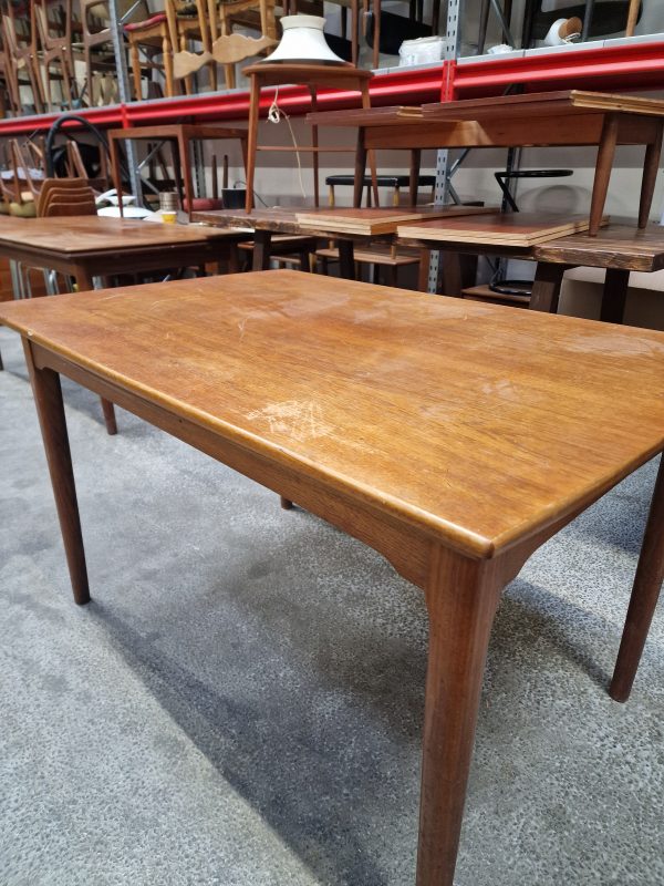 Spisebord i teak, på stel af egetræ, med hollandsk udtræk