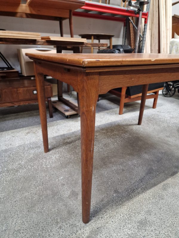 Spisebord i teak, på stel af egetræ, med hollandsk udtræk