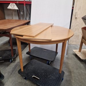 Rundt spisebord i egetræ med to tillægsplader