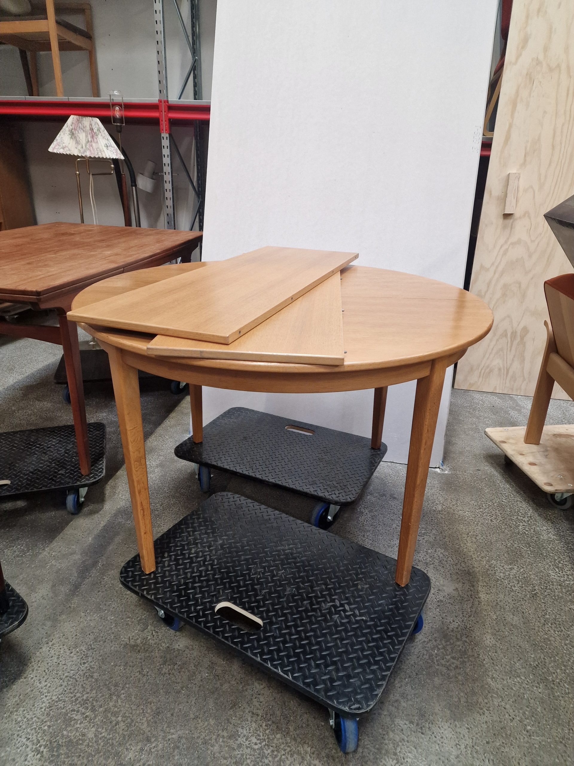 Rundt spisebord i egetræ med to tillægsplader - Image 1