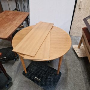 Rundt spisebord i egetræ med to tillægsplader - Image 12