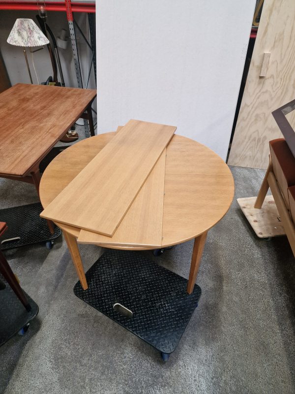 Rundt spisebord i egetræ med to tillægsplader