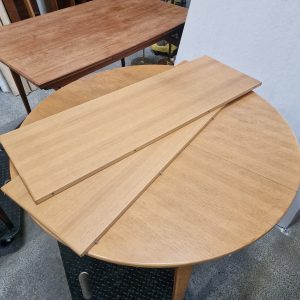 Rundt spisebord i egetræ med to tillægsplader - Image 13