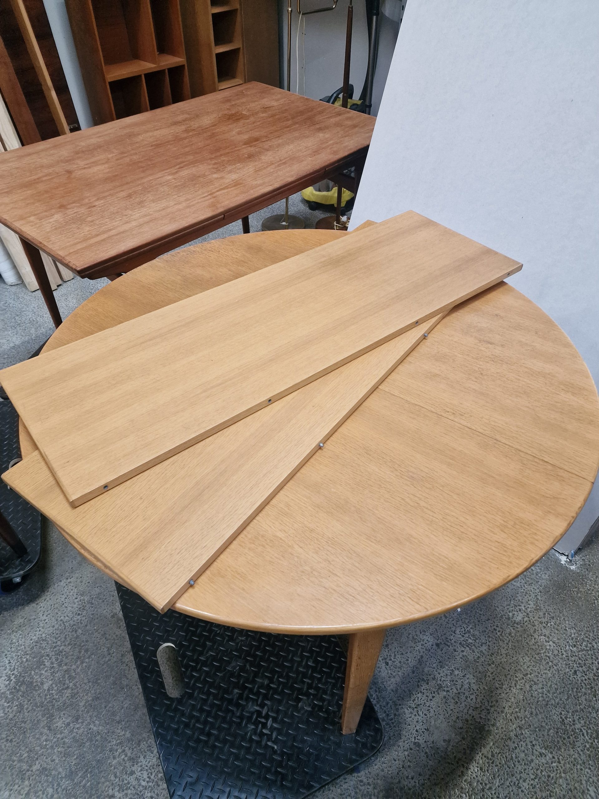 Rundt spisebord i egetræ med to tillægsplader - Image 13