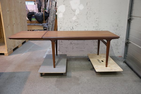 Spisebord i teak med tillægsplade af Johannes Andersen for fra Uldum Møbelfabrik