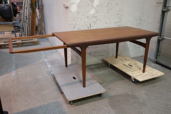 Spisebord i teak med tillægsplade af Johannes Andersen for fra Uldum Møbelfabrik