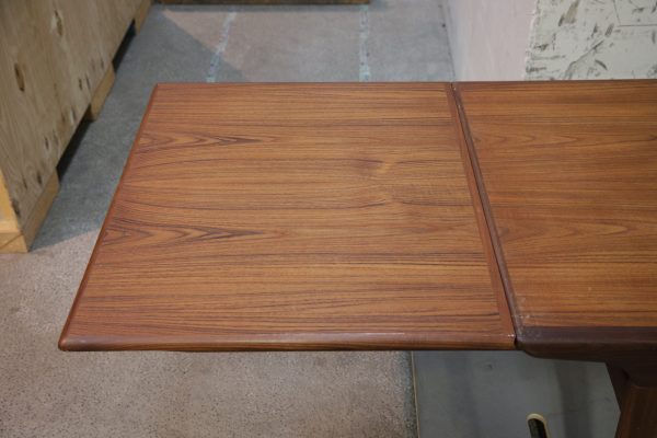 Spisebord i teak med tillægsplade af Johannes Andersen for fra Uldum Møbelfabrik