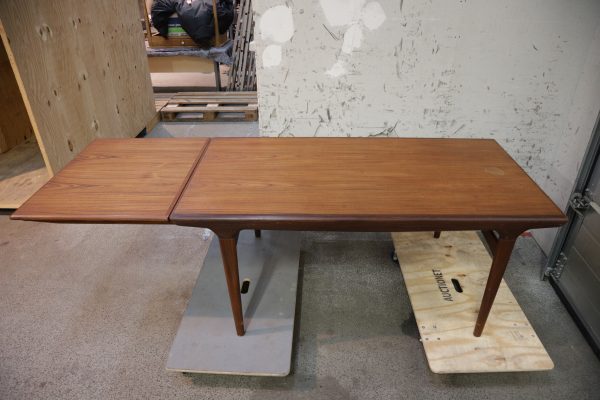 Spisebord i teak med tillægsplade af Johannes Andersen for fra Uldum Møbelfabrik