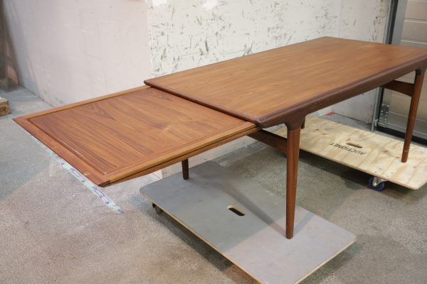 Spisebord i teak med tillægsplade af Johannes Andersen for fra Uldum Møbelfabrik