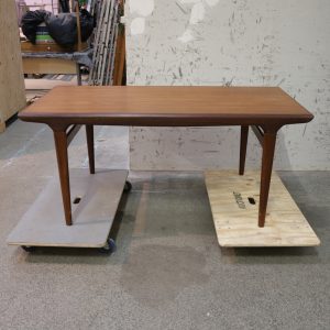 Spisebord i teak med tillægsplade af Johannes Andersen for fra Uldum Møbelfabrik