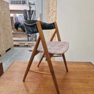 én spisestol i massiv teak og sort ryg