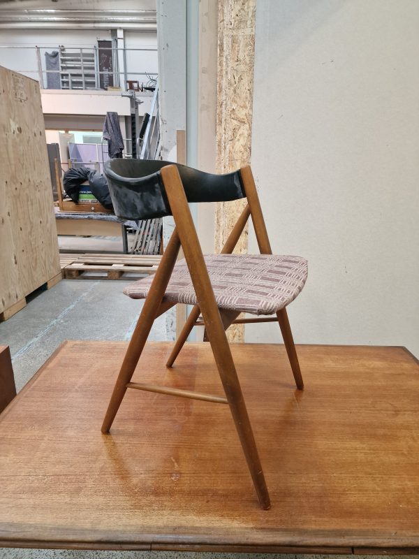 én spisestol i massiv teak og sort ryg