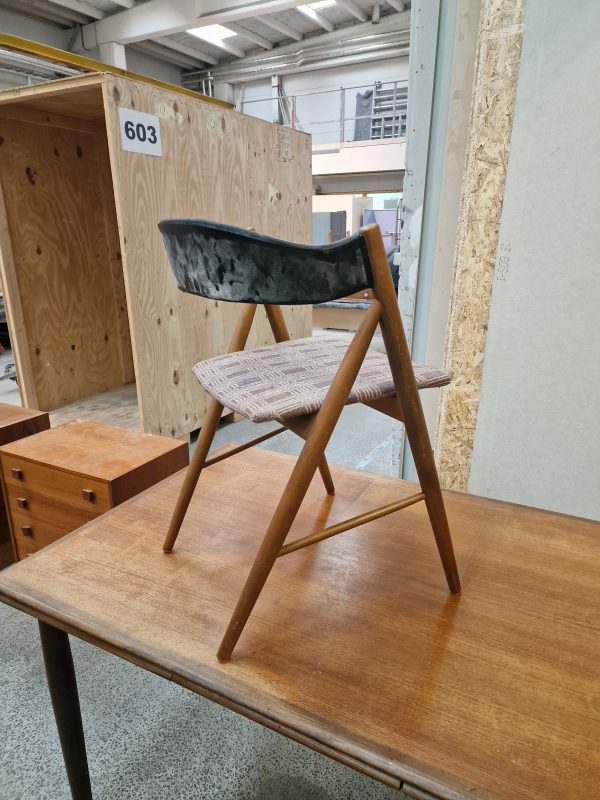 én spisestol i massiv teak og sort ryg