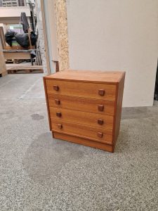 Lille kommode med fire skuffer og kantede greb, teak, Domino