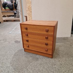 Lille kommode med fire skuffer og kantede greb, teak, Domino