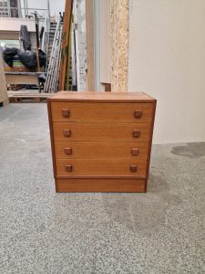 Lille kommode med fire skuffer og kantede greb, teak, Domino #2