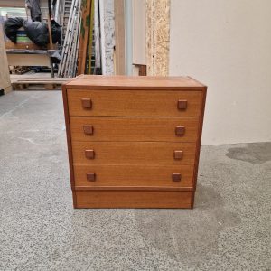 Lille kommode med fire skuffer og kantede greb, teak, Domino #2