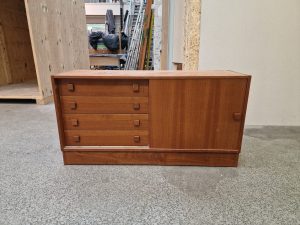 Lille skænk med fire skuffer, skydelåge og kantede greb, teak, Domino