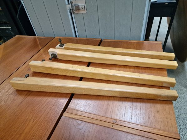 Rundt spisebord i egetræ med to tillægsplader