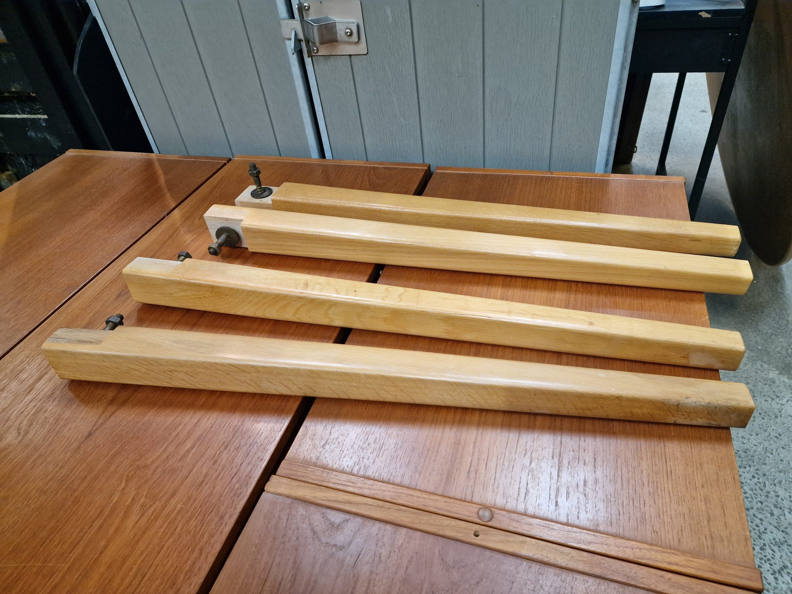 Rundt spisebord i egetræ med to tillægsplader - Image 9