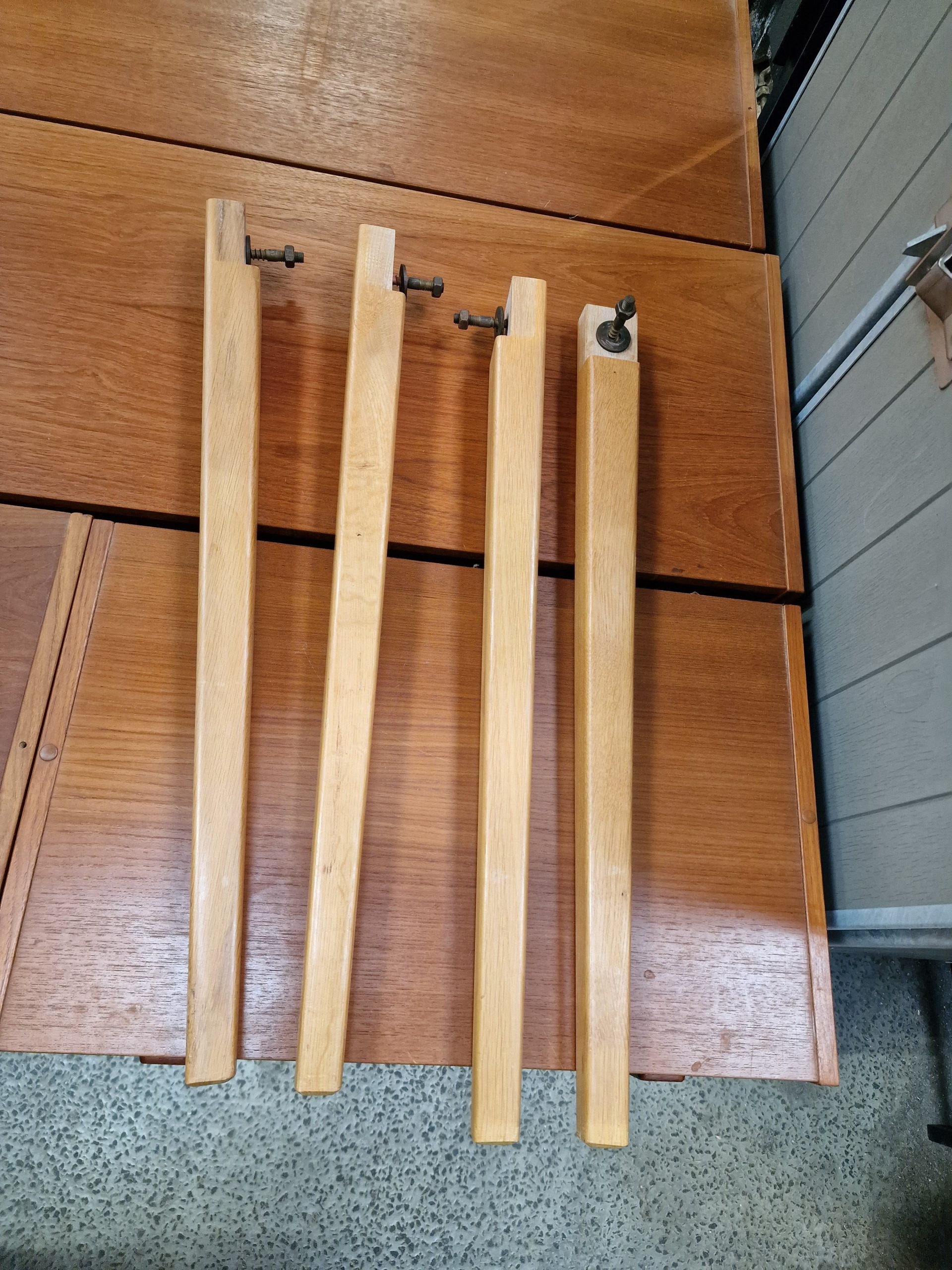 Rundt spisebord i egetræ med to tillægsplader - Image 8