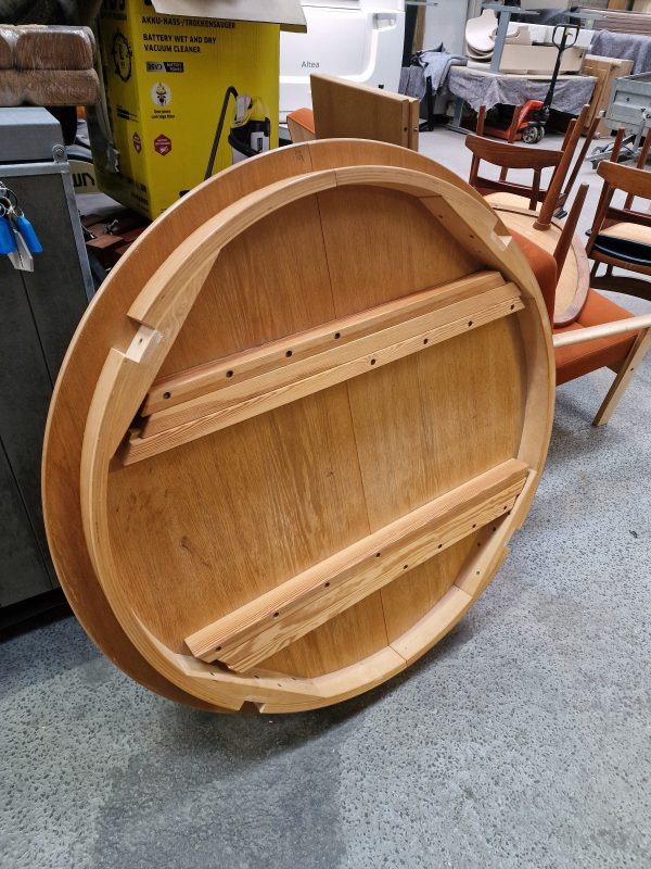 Rundt spisebord i egetræ med to tillægsplader