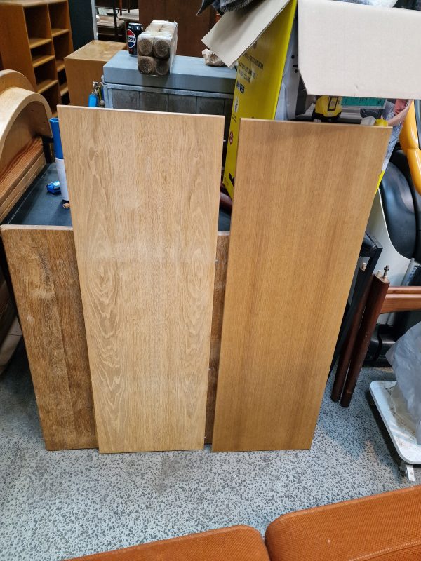 Rundt spisebord i egetræ med to tillægsplader