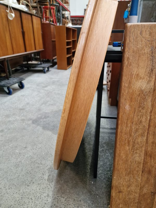 Rundt spisebord i egetræ med to tillægsplader