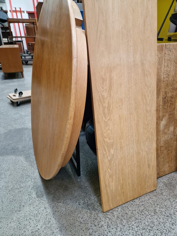 Rundt spisebord i egetræ med to tillægsplader