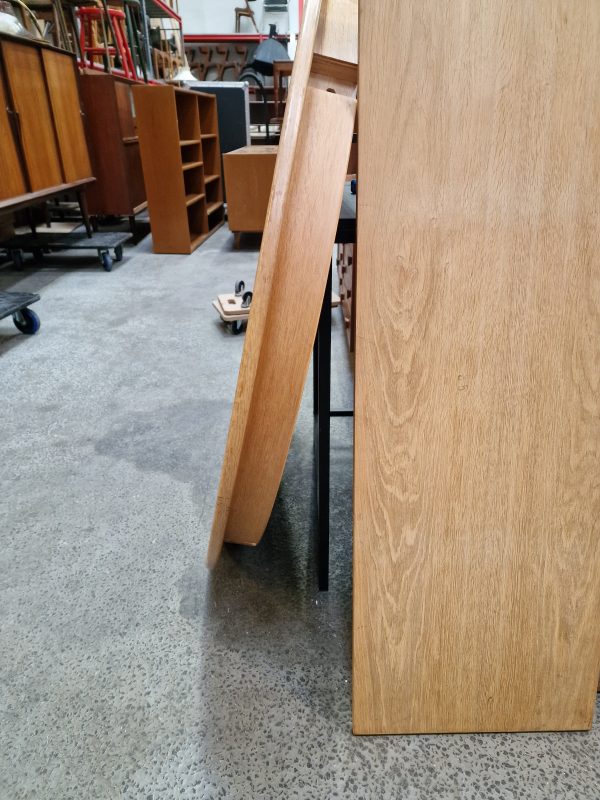 Rundt spisebord i egetræ med to tillægsplader