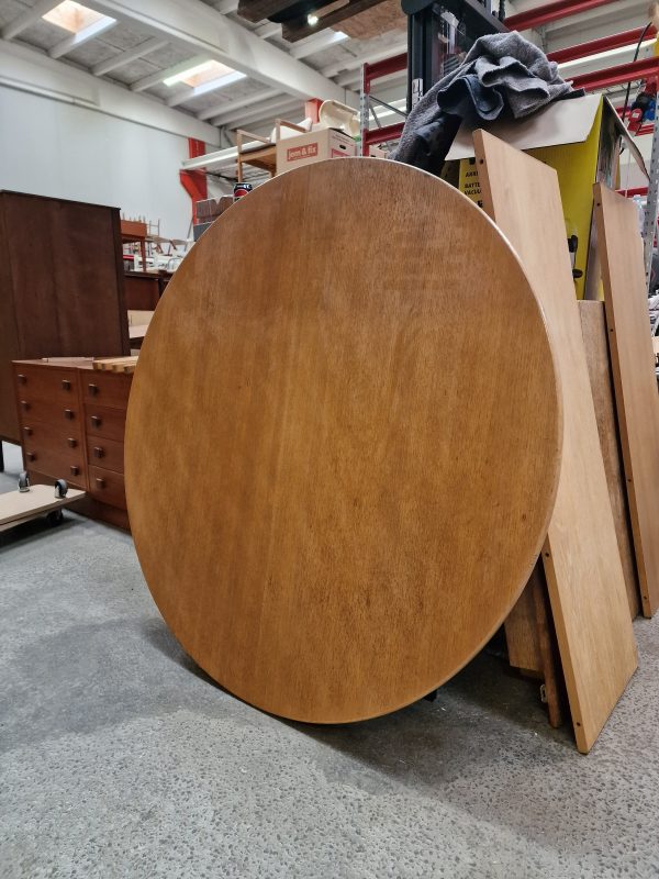 Rundt spisebord i egetræ med to tillægsplader