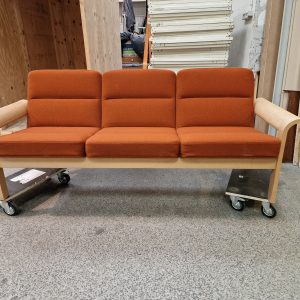 Trepersoners sofa, Magnus Olesen, egetræ, rød polstring - Image 1