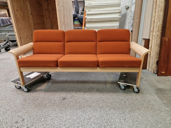 Trepersoners sofa, Magnus Olesen, egetræ, rød polstring