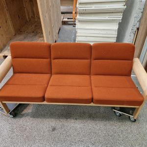 Trepersoners sofa, Magnus Olesen, egetræ, rød polstring - Image 4