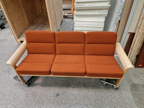Trepersoners sofa, Magnus Olesen, egetræ, rød polstring