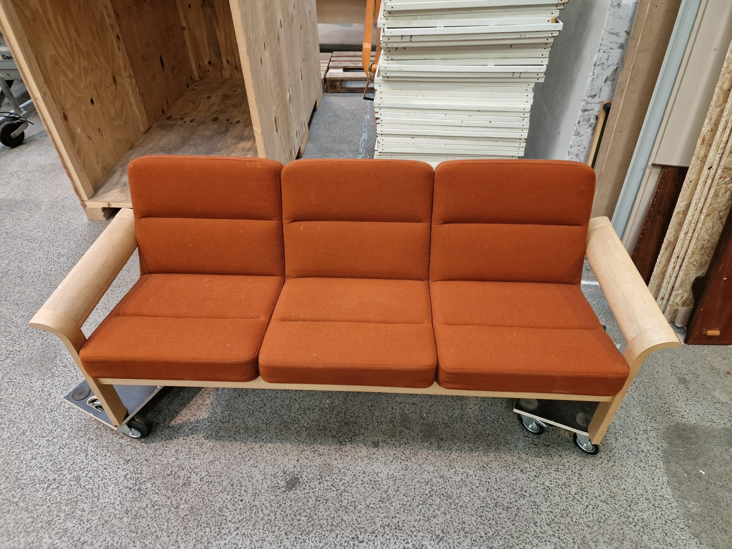 Trepersoners sofa, Magnus Olesen, egetræ, rød polstring - Image 4