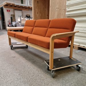 Trepersoners sofa, Magnus Olesen, egetræ, rød polstring - Image 3