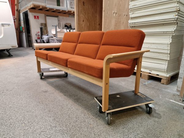 Trepersoners sofa, Magnus Olesen, egetræ, rød polstring