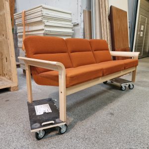 Trepersoners sofa, Magnus Olesen, egetræ, rød polstring - Image 2
