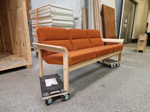 Trepersoners sofa, Magnus Olesen, egetræ, rød polstring
