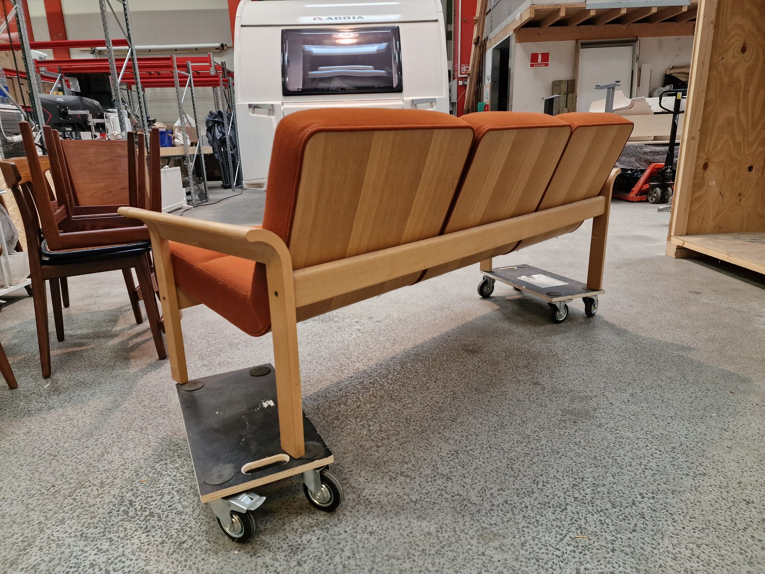 Trepersoners sofa, Magnus Olesen, egetræ, rød polstring - Image 5