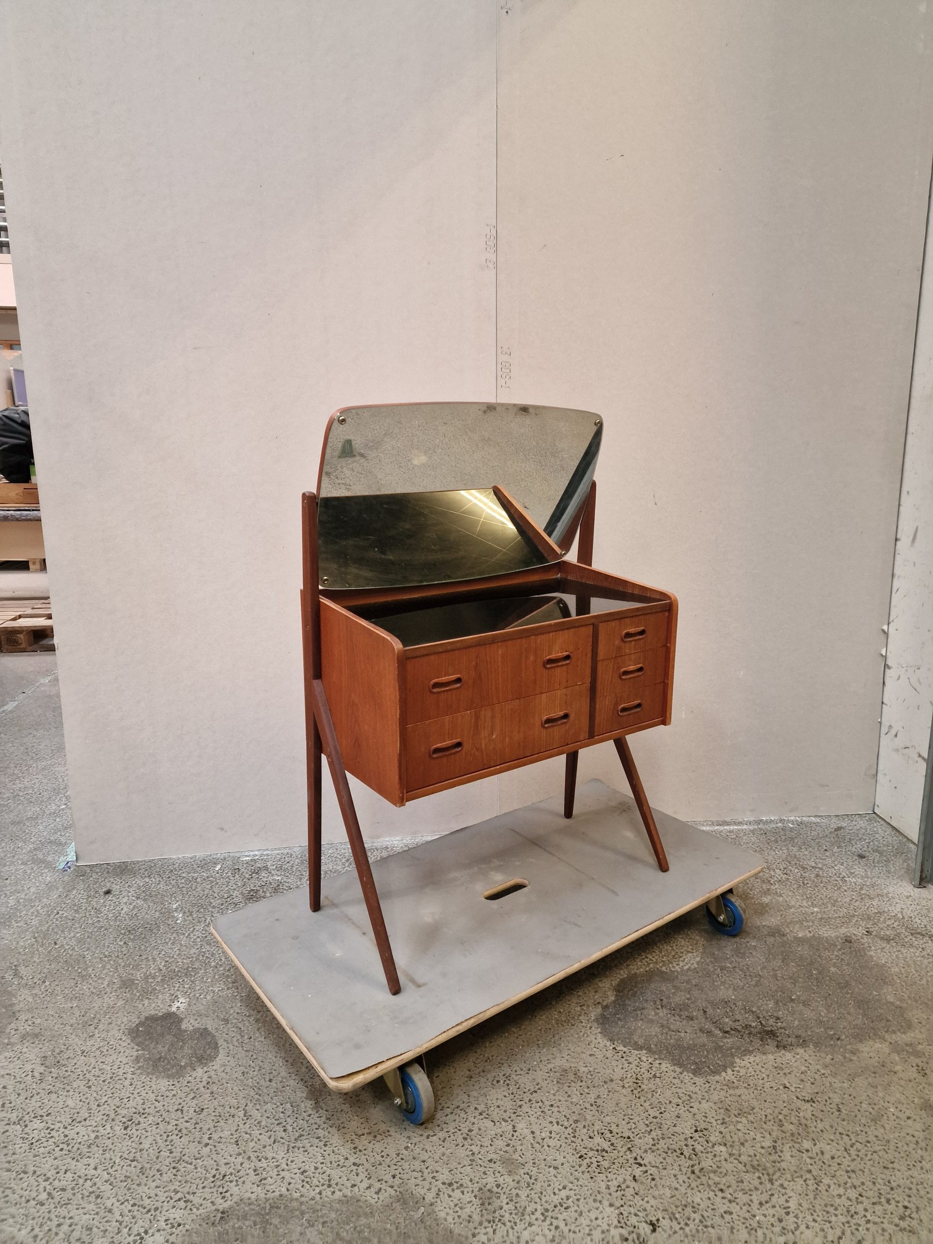 Sminkebord med vipbart spejl, teak - Image 1