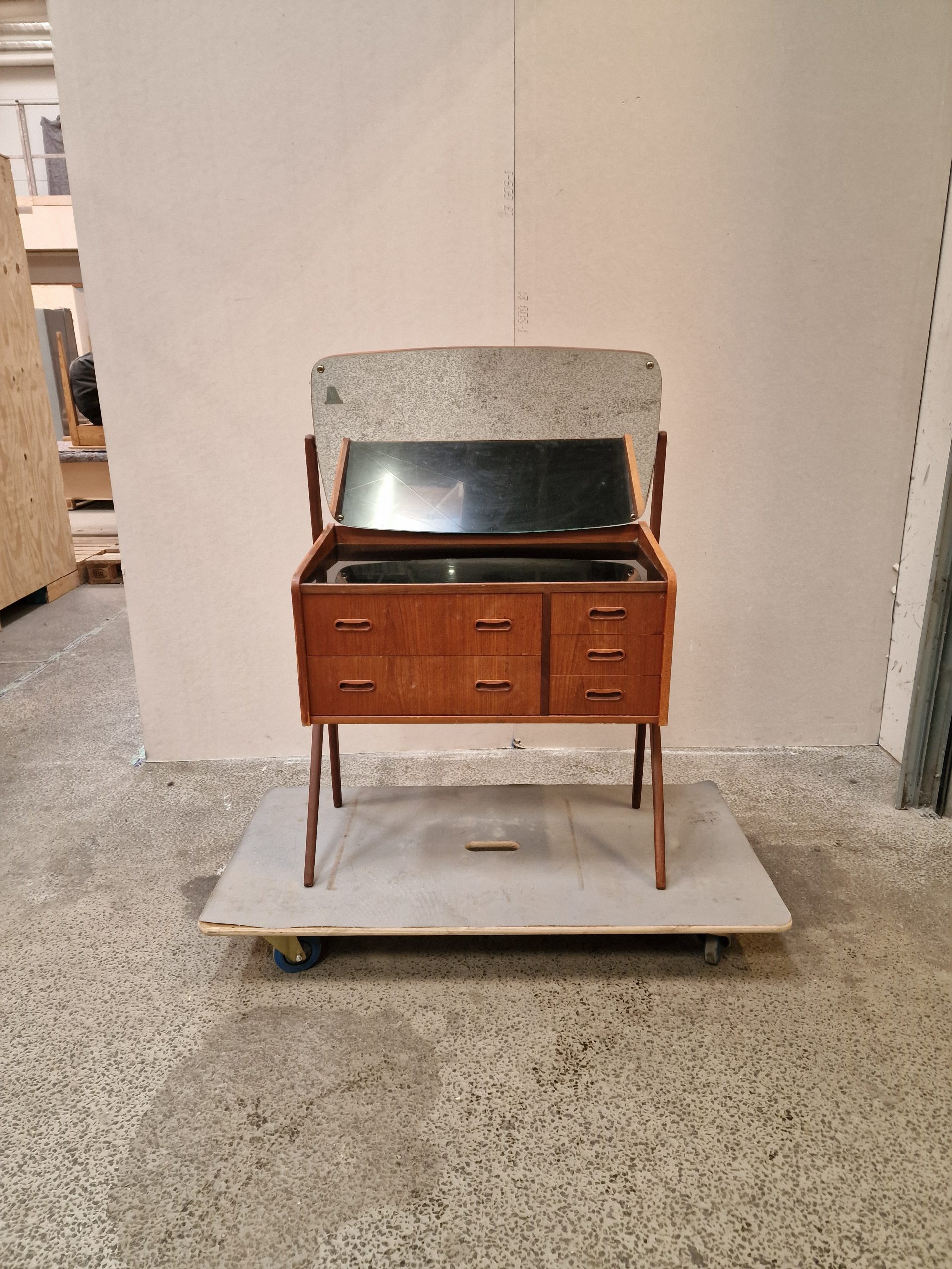 Sminkebord med vipbart spejl, teak - Image 2