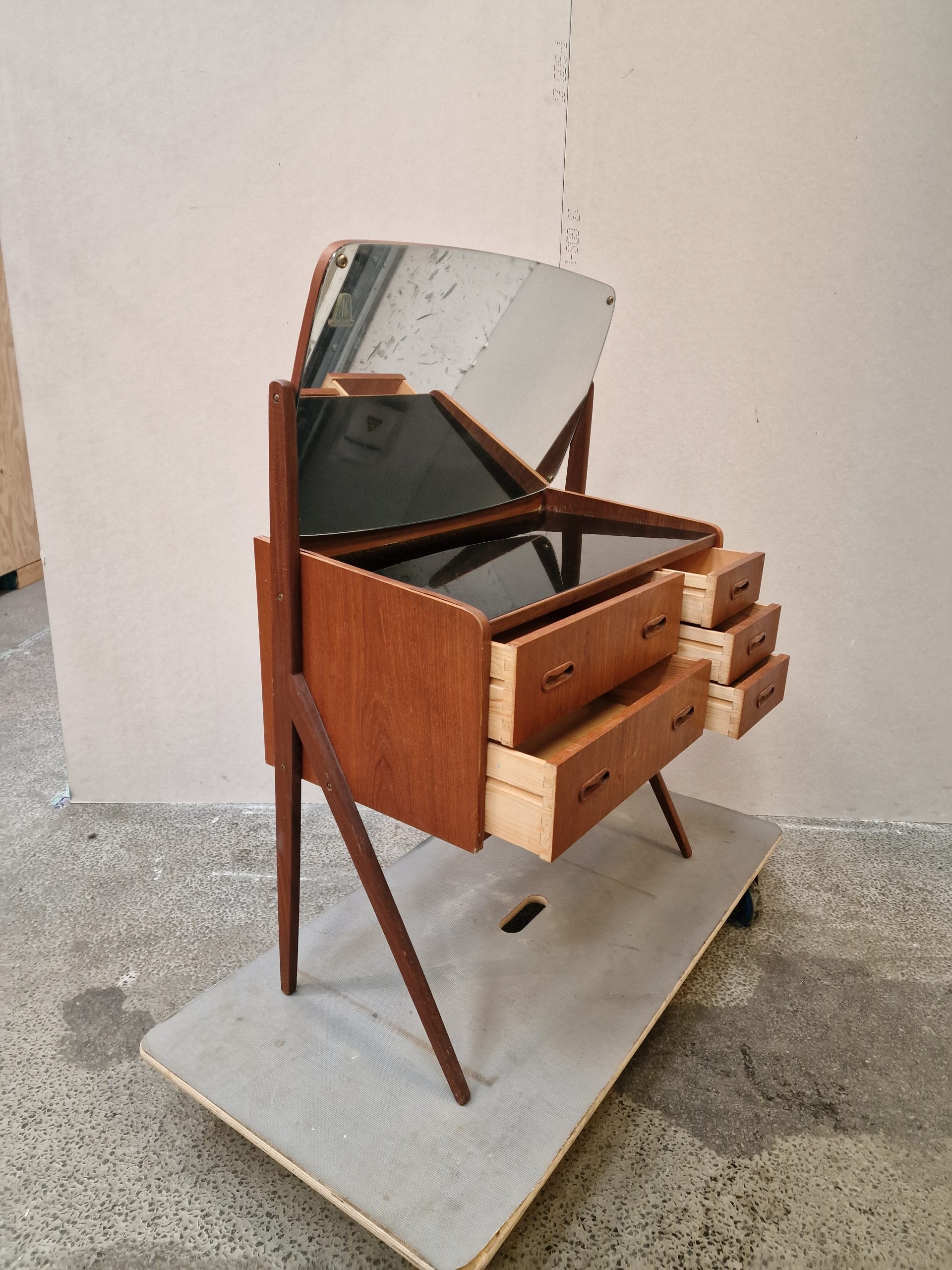 Sminkebord med vipbart spejl, teak - Image 9