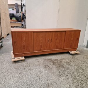 Lav skænk i teak med skydelåger i fire fag - Image 1