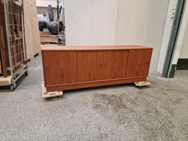 Lav skænk i teak med skydelåger i fire fag