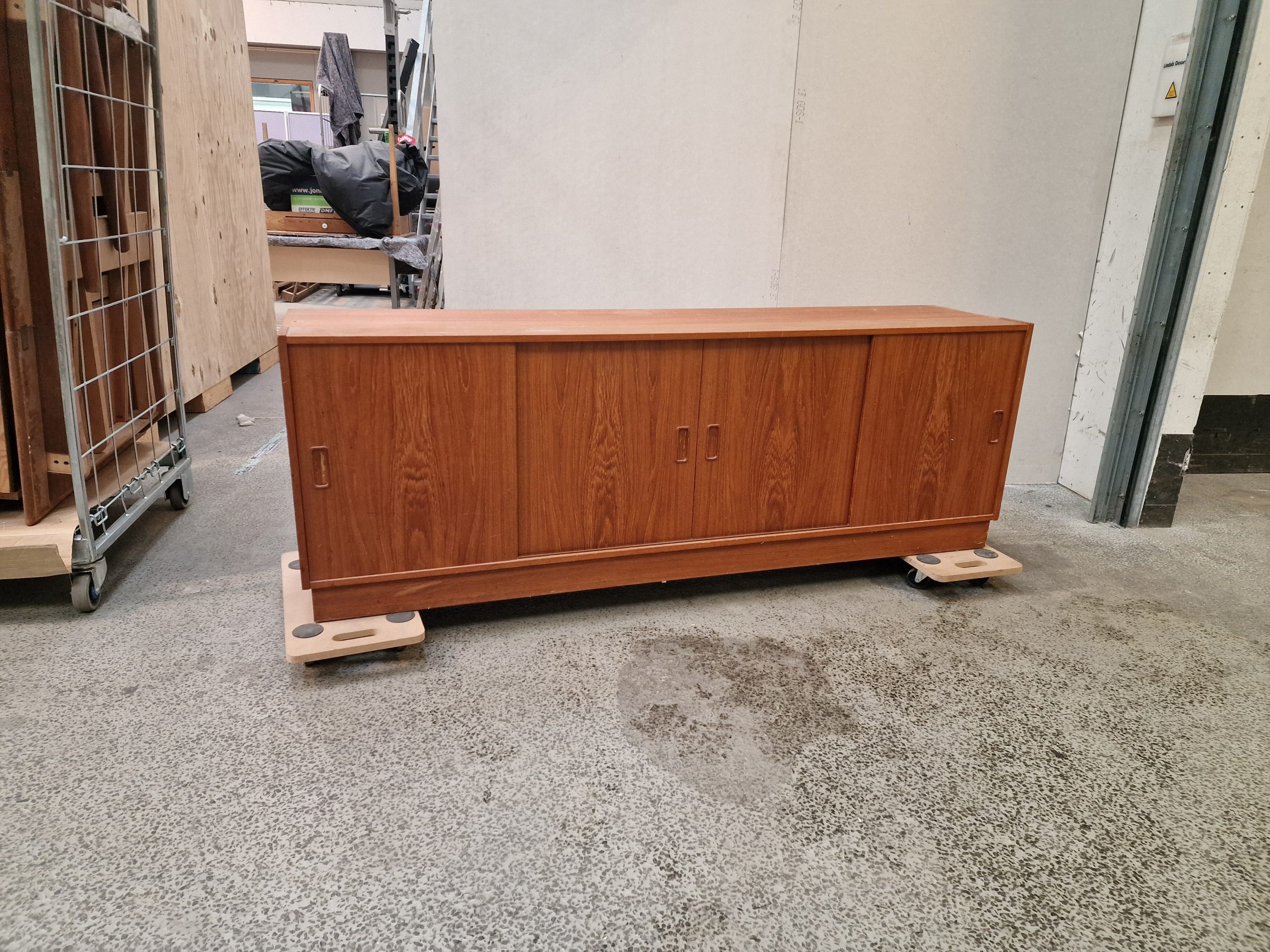 Lav skænk i teak med skydelåger i fire fag - Image 1