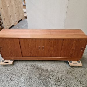 Lav skænk i teak med skydelåger i fire fag - Image 3