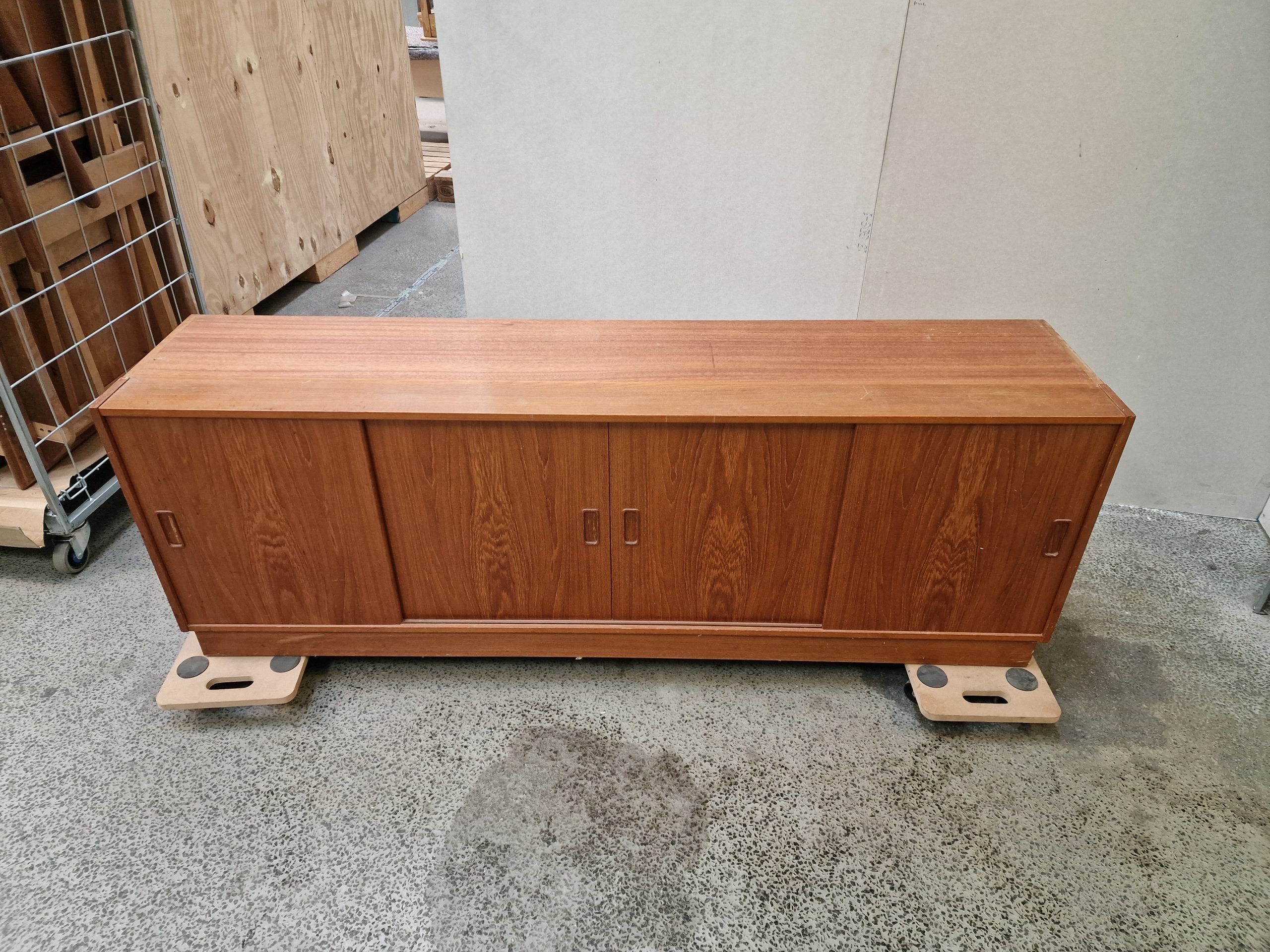 Lav skænk i teak med skydelåger i fire fag - Image 3